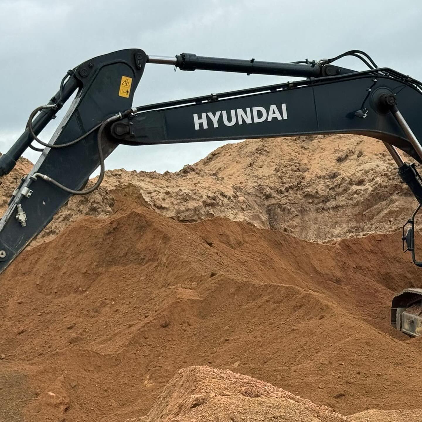 Maquinaria Hyundai de Kataras Excavaciones trabajando con áridos en cantera de Maldonado
