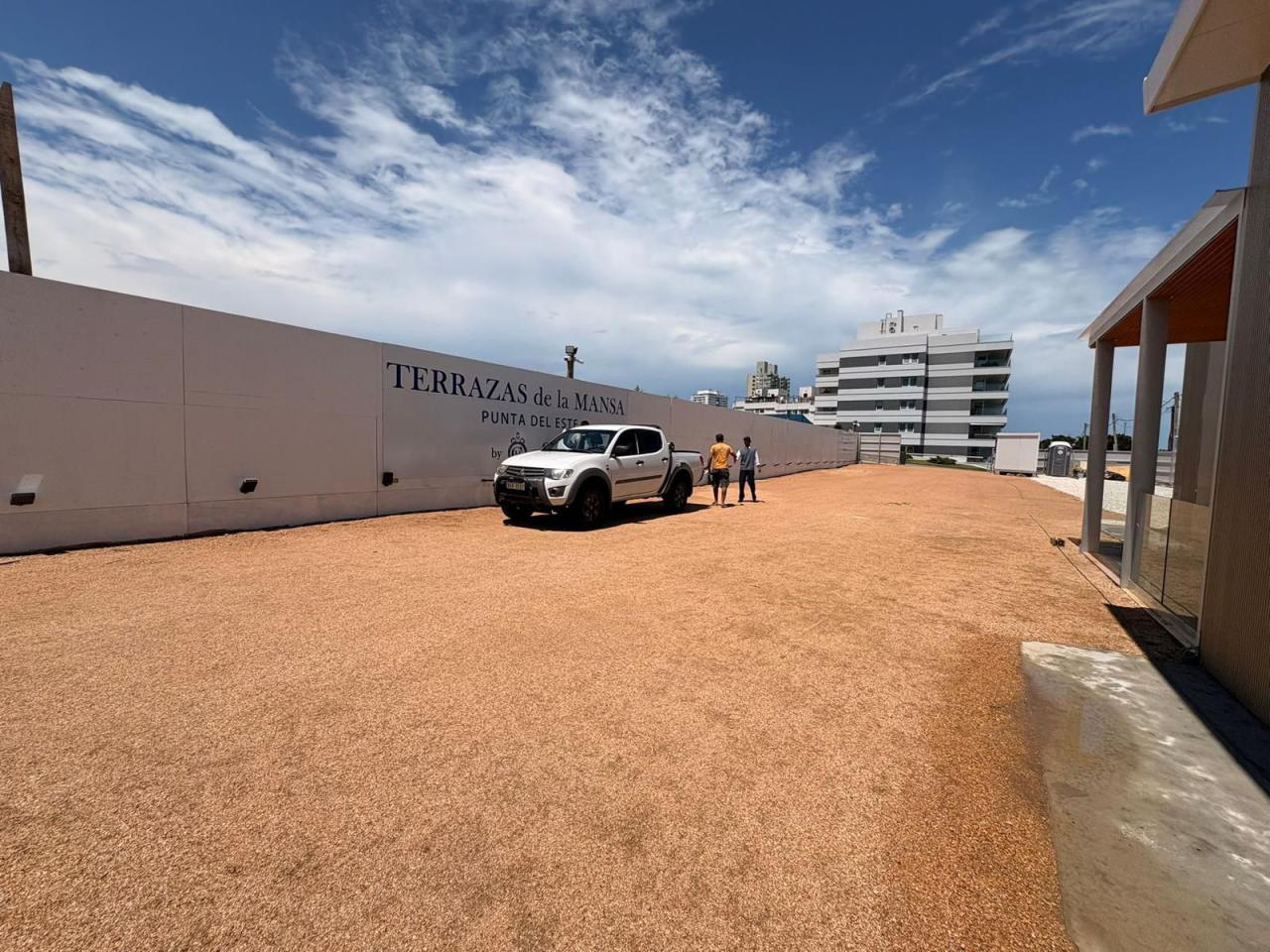 Explanada compactada junto a una obra en Punta del Este, con una camioneta estacionada