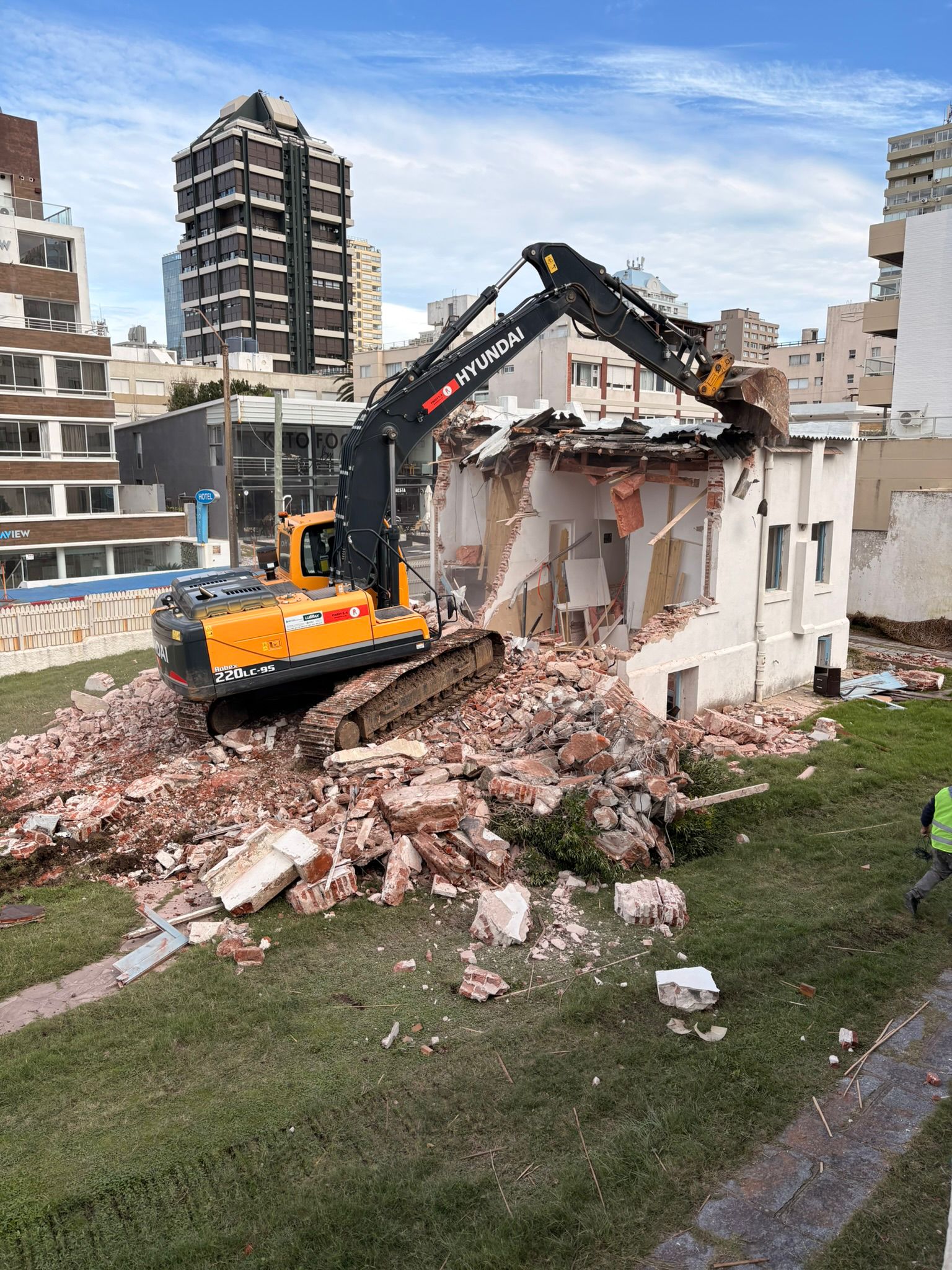 Demolición controlada de estructura en Maldonado — Kataras