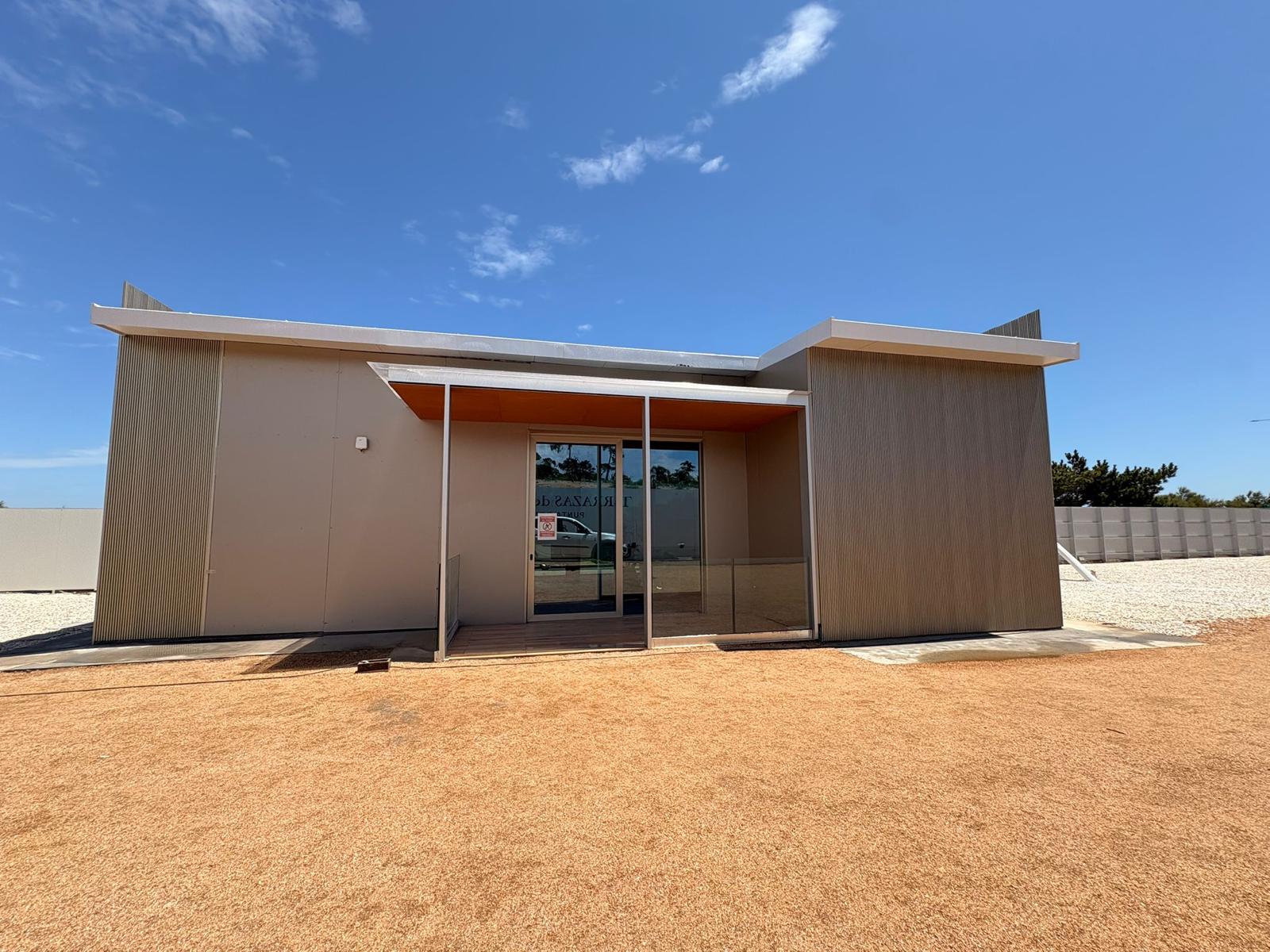 Construcción de oficina en Maldonado - Obra civil y movimiento de suelos para edificio comercial