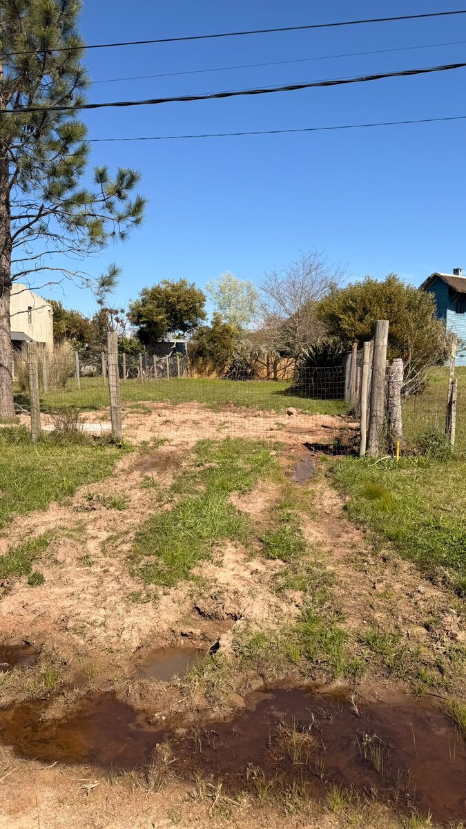Entrada de casa con barro y charcos antes de rellenar con balasto en Maldonado