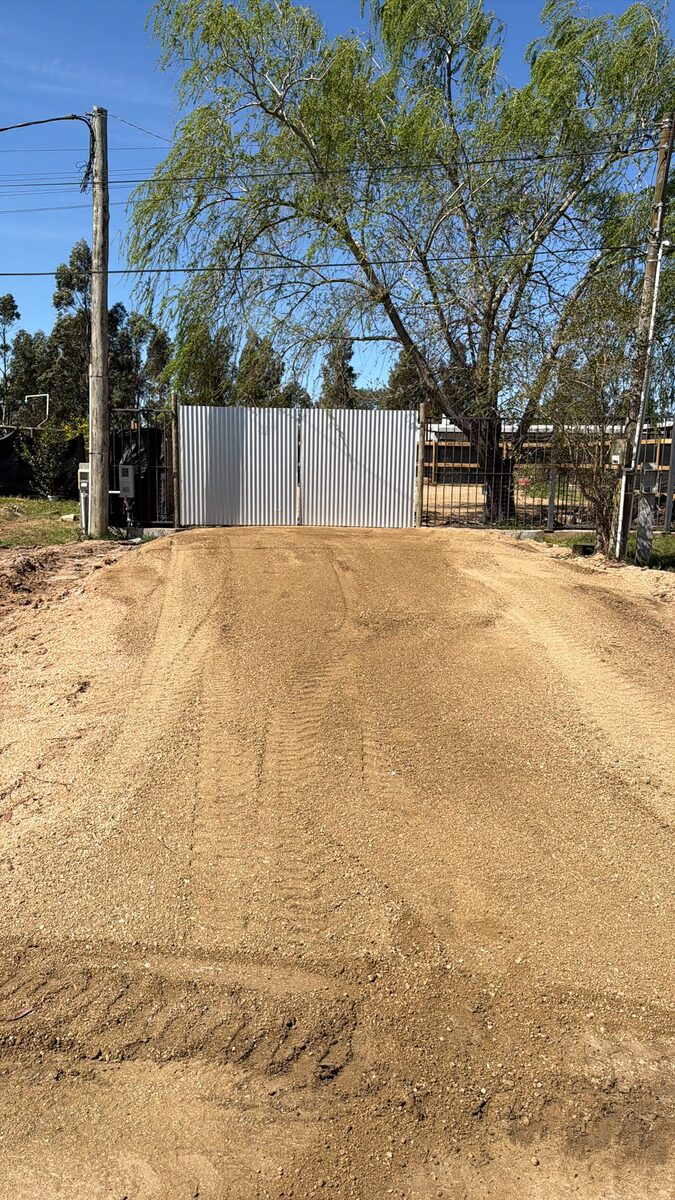 Entrada con tosca compactada frente a un portón en Maldonado