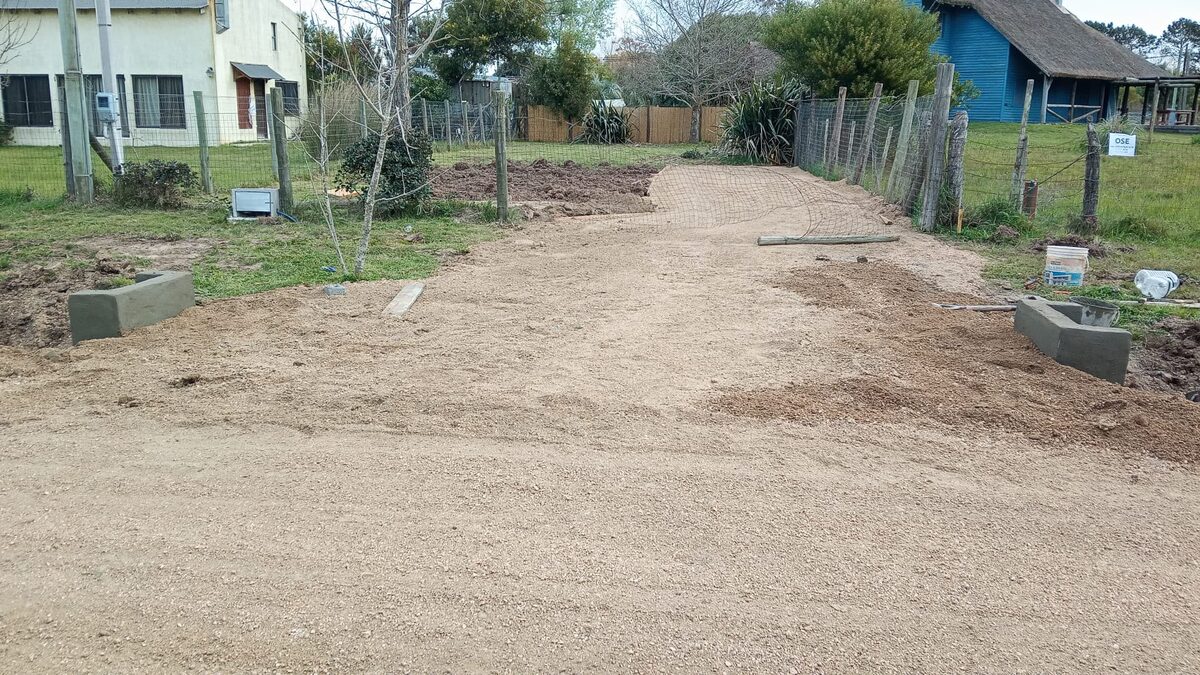 Entrada de vehículos rellenada con balasto y bordes de hormigón en Maldonado