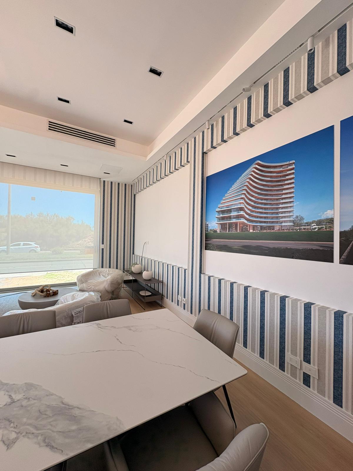 Interior de oficina terminada en Maldonado - Resultado final de obra civil comercial