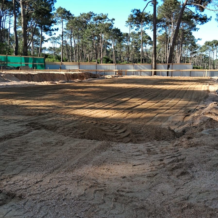 Movimiento de suelos en terreno comercial de Maldonado