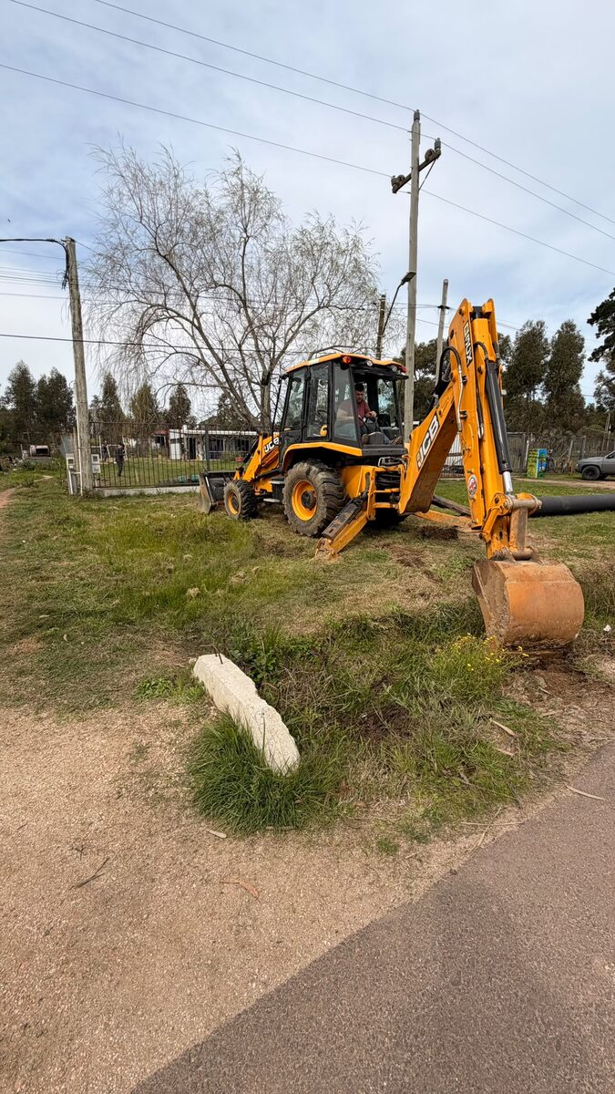 Retroexcavadora JCB de Kataras preparando un terreno en Maldonado