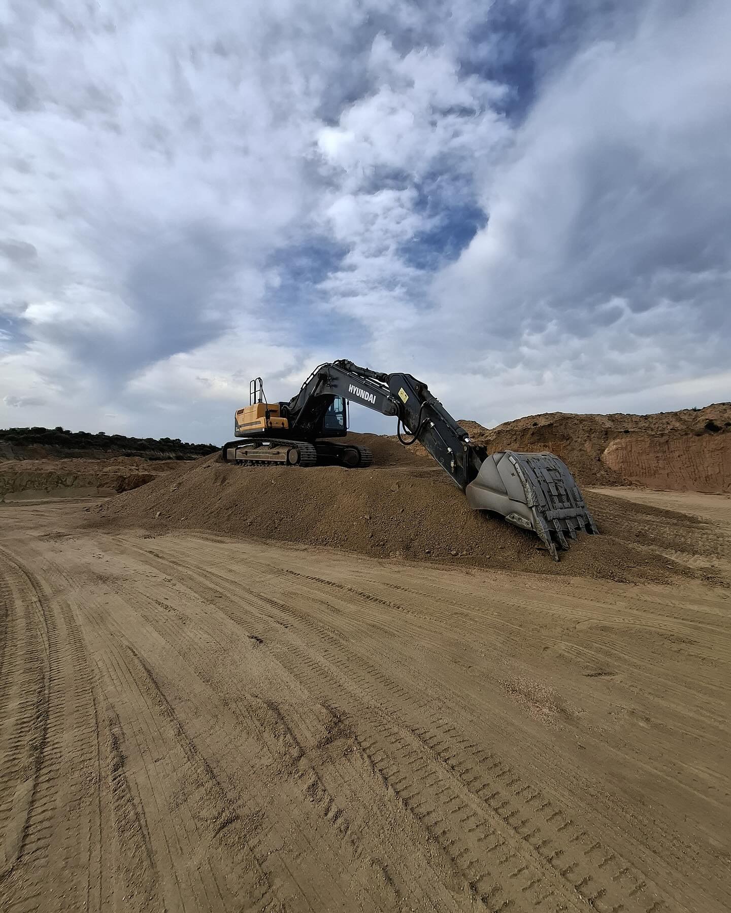 Maquinaria moderna para excavaciones en Maldonado - Retroexcavadora Kataras